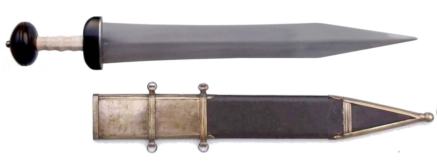 上图:新约时代罗马士兵使用的短剑Mainz Gladius,从西班牙引进。罗马军团士兵的标配是短剑、大盾、标枪和匕首。称霸千年的罗马军团采用方阵攻击战术,重步兵远距离投掷数轮标枪以后,再用短剑配合大盾近距肉搏,主要用于刺而不是砍,在密集的方阵中可以避免误伤队友。「剑」(启一16;二12、16;六8;十九15、21)原文(rhomphaia/?ομφα?α)在古希腊的文献中指色雷斯人从主前第四世纪开始使用的长柄单刃刀,刀片约60-80厘米,柄长约50厘米。但在古罗马的文献中,rhomphaia最初是指「矛」、后来是指「剑」(Plutarch: Life of Aemilius Paulus 18; Eustathius, on Iliad verse VI 166; Hesychius)。罗马军队使用的「剑」并非长柄单刃刀、而是双刃短剑。因此,《启示录》中「两刃的利剑」(启一16)并不是指希腊长柄单刃刀,而是指当时的读者最熟悉的罗马双刃短剑。