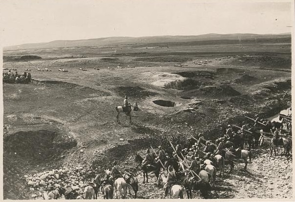 上图:在第一次世界大战的别是巴战役(Battle of Beersheba)中,德国司令统帅的奥斯曼土耳其帝国军队在别是巴修筑战壕抵挡英军埃及远征军。别是巴是加沙和耶路撒冷的屏障,南面和东面都是沙漠,48小时路程之内没有水源,只有别是巴有足够的水井。除非英军能迅速夺取这些水井,否则土耳其人就会毁掉它们,迫使英军因缺水而撤退。