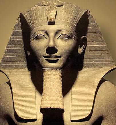 上图:古埃及第十八王朝法老图特摩斯三世(Thutmose III,主前1479–1425在位)。图特摩斯三世年幼登基,主前1458年独立掌权后,进行了连续不断的战争,恢复了对叙利亚和迦南地的统治,埃及南部的边界扩展到尼罗河第四瀑布。由于图特摩斯三世的赫赫武功,一些历史学家称他为古埃及的拿破仑。主前1447年,以色列人在摩西带领下出埃及后,在旷野飘流了40年,并没有在迦南地与图特摩斯三世进行直接冲突。图特摩斯三世死后,阿蒙霍特普二世继位(Amenhotep II,主前1427-1401年在位),于主前1418年最后一次出兵叙利亚,此后不再发动战争。主前1407年,以色列人在约书亚的带领下进入了迦南。