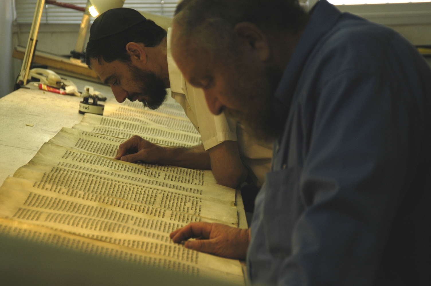 上图:两位耶路撒冷的文士正在校对妥拉经卷(Torah Scroll)。希伯来圣经抄写员被称为文士(Sofer/Sofrim),意思是「字母数算者」。神拣选了一批敬虔、严谨的文士把摩西五经(妥拉)抄传了3500年,在304,805个字母中,只有6个不太重要的字母存在疑问。文士必须遵守超过4000条犹太律法,每个笔画什么地方粗、什么地方细,什么字母必须变大、什么字母必须变小,什么字母必须添加单顶皇冠,什么字母必须添加三顶皇冠,都有具体规定。因此,只有最虔诚的正统犹太人才有资格做文士,他们抄写妥拉就像建造会幕一样认真。