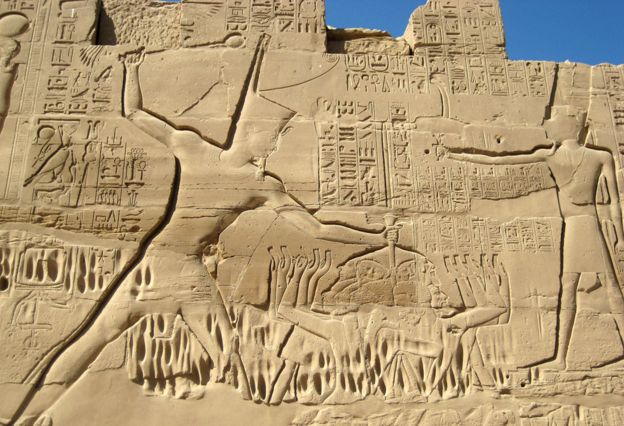 上图:埃及底比斯卡纳克神庙(Karnak Temple)的米吉多战役浮雕,描绘图特摩斯三世(Thutmose III,主前1479-1425年在位)一手抓住一群迦南俘虏的头发,一手在施行惩罚。「手」在古代中东常被用来比喻君王的能力和军事力量。