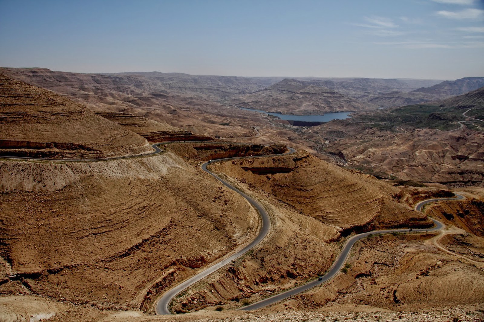 上图:亚嫩河(Wadi Mujib)附近的王道。约旦的15号和35号公路连接部分王道,从北到南经过森林高地、开阔的高原耕地、纵深的沟壑、沙漠边缘和亚喀巴湾,沿途有许多考古景点,成为约旦著名的景观公路。