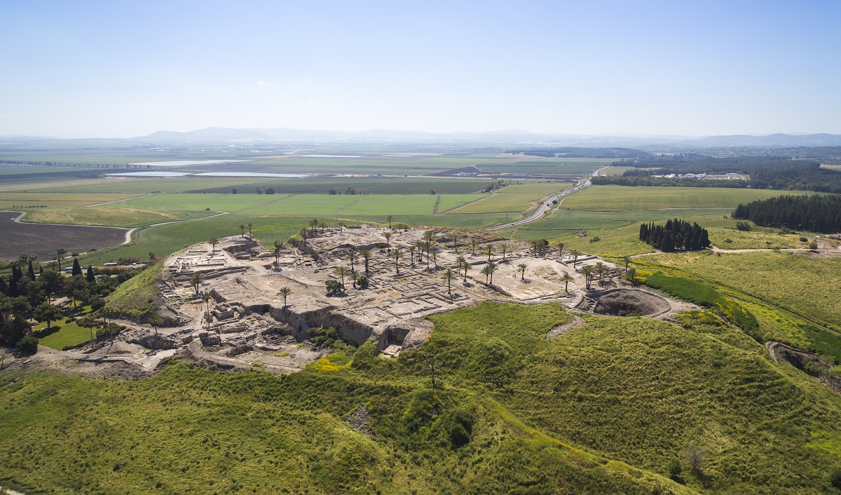 上图:米吉多遗址(Tel Megiddo)是位于耶斯列平原边缘的米吉多山上的一个土堆。「Tel/????」的意思是土堆,在圣经中被译为「荒堆」(申十三16)、「高堆」(书八28)、「山冈」(书十一13;耶三十18)或「乱堆」(耶四十九2),在中东比较常见。「荒堆」的外形通常是平地上出现的一个小山丘,实际上是人类逐渐堆高的土堆。原来这里有人类居住,后来因为天灾人祸而被摧毁。但因此地的战略位置、水源等因素比较适合人居住,所以后来又有人在此重建。如此反复摧毁、夷平、重建,逐渐堆高,最后被放弃,成为无人居住的小山丘。旧约时代的许多著名城邑,如耶利哥城(Tell es-Sultan)、别是巴(Tel Be'er Sheva)、夏琐(Tel Hazor)、米吉多(Tel Meggido)、基色(Tel Gezer),都以「荒堆」的形态保存至今,考古学家从上往下按层挖掘,可以一层一层地发现越来越古老的文物。