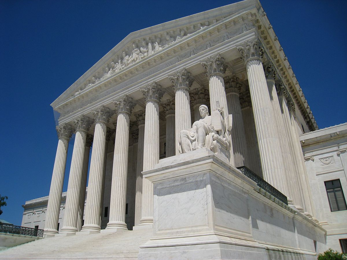 上图:美国最高法院(Supreme Court of the United States)大楼。美国最高法院是美国宪法和所有联邦法律的最终解释者,由总统提名、参议院同意的首席大法官和八位法官组成。每位法官各有一票表决权,他们根据自己当时的思想信仰、哲学理念和政治立场,会对法律做出倾向保守、自由或中立的司法解释,许多案件的最终裁决往往只有一票之差。今天,美国的司法制度貌似民主,但整个国家在宗教自由、堕胎、同性婚姻、毒品等重大社会问题上的官方立场,实际上只是掌握在个别立场摇摆的法官手中,以致社会越来越割裂、越来越暴露人本主义与生俱来的缺陷。美国总统的任期最多八年,而他所任命的大法官却任期终生,对美国社会的影响长达数十年。因此,一位总统有机会任命几位大法官,就成了决定其政治影响力的重要指标。启蒙运动先驱们精心设计、至今被人推崇的三权分立制度,其实并不比古代以色列人用「乌陵和土明」来求问神更加高明。