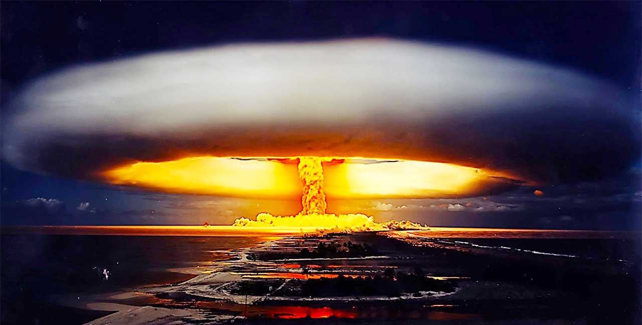 上图:1961年,沙皇炸弹(Tsar Bomba)在新地岛试爆。沙皇炸弹是冷战期间苏联所制造的氢弹,威力是投掷于广岛的原子弹的3800倍,相当于5000万吨的TNT炸药,等于二战中所有使用的炸弹总量十倍。这是人类历史上最强大的炸弹,爆炸的闪光能造成220公里以外人的眼睛剧痛与灼伤,蘑菇云宽40公里、高64公里,爆炸后所引发的大气扰动环绕了地球三次。彼得的时代还没有炸药,人无法想象「有形质的都要被烈火销化」(彼后三10),但末日的核武器却能做到。