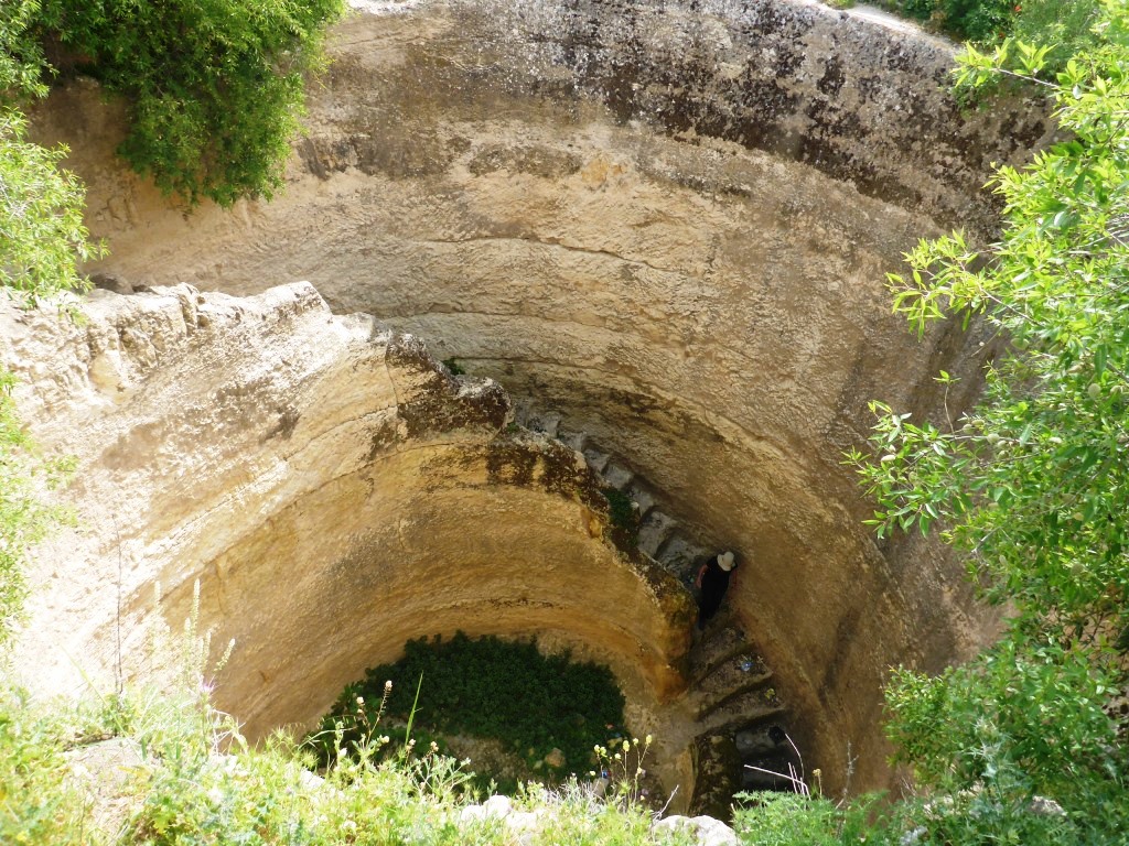 上图:1950年代耶路撒冷西北13公里的吉布(el-Jib)挖掘出来的基遍池(Pool of Gibeon)。这是士师时代卓越的土木工程,从石灰岩基下挖27米到达含水层。水池的直径约11米,池壁有79级螺旋石阶可以下池取水。当地发现刻有基遍城名字的陶瓶柄。