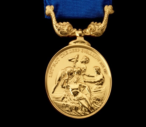 上图:1824年英国皇家全国救生艇协会(Royal National Lifeboat Institution, RNLI)的第一枚金质勋章,上面的格言是「求祢不容深渊吞灭我/Let not the deep swallow me up」(诗六十九15)。所有的RNLI勇敢勋章上都有这句诗篇。
