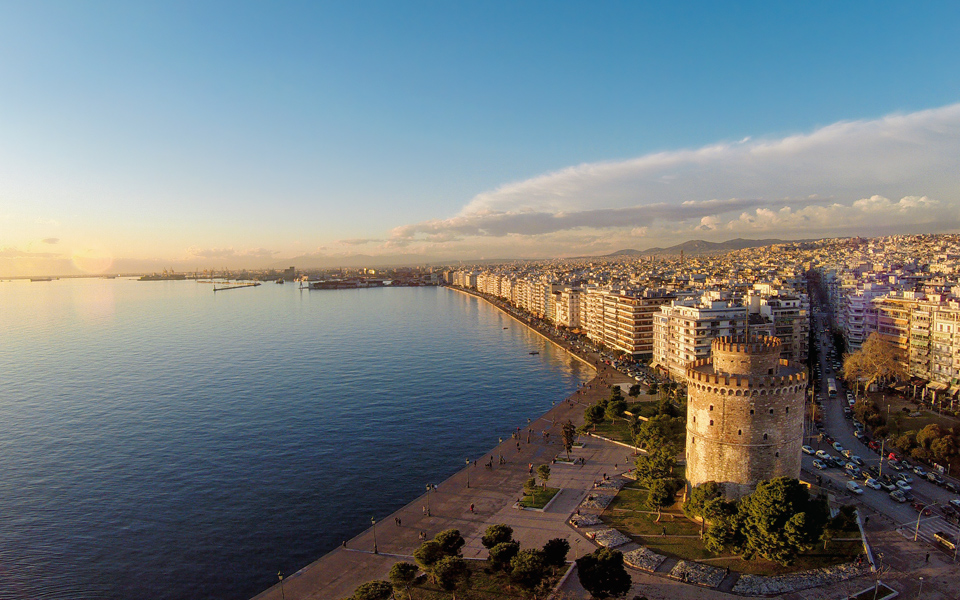上图:现代帖撒罗尼迦(Thessaloniki)是希腊的第二大都市,人口约100万人。帖撒罗尼迦位于罗马帝国两条交通要道的交会点,一条是从意大利通往东欧的伊格那提亚大道(Via Egnatia),另一条是从多瑙河到Thermaikos湾(又名Gulf of Salonika萨隆尼卡湾)的水路,因此,帖撒罗尼迦成为一个重要的海港城市。主前146年,帖撒罗尼迦成为罗马帝国马其顿省的首府。主前42年,帖撒罗尼迦被罗马皇帝授予自治权,成为一个「自由皇城」(Free Imperial City)。
