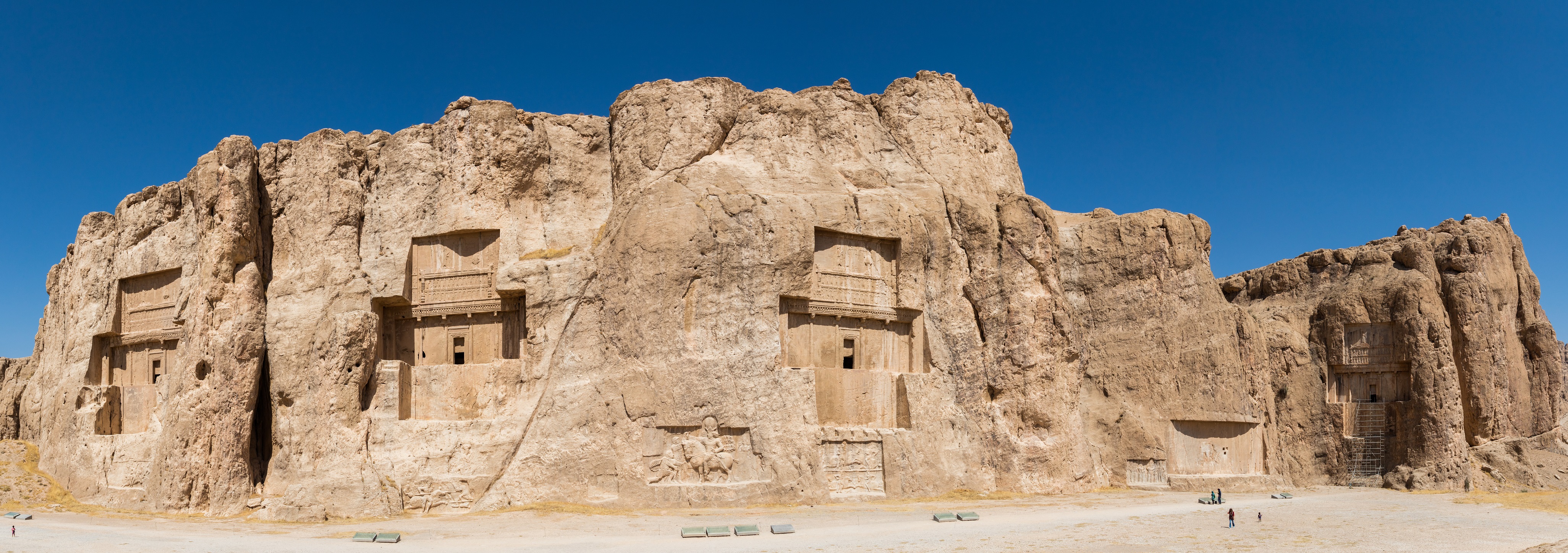 上图:位于伊朗马夫达沙特(Marvdasht)的波斯诸王墓地(Naqsh-e Rostam),从左到右分别是大流士二世、亚达薛西、大流士一世和亚哈随鲁。墓的形状被称为波斯十字架(Persian crosses),坟墓的入口在十字架的中心。
